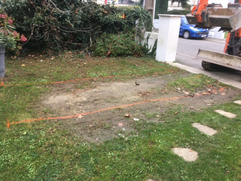 TROU TRANCHEE TERRASSEMENT Terrassement Saint Nazaire preparation allee 2