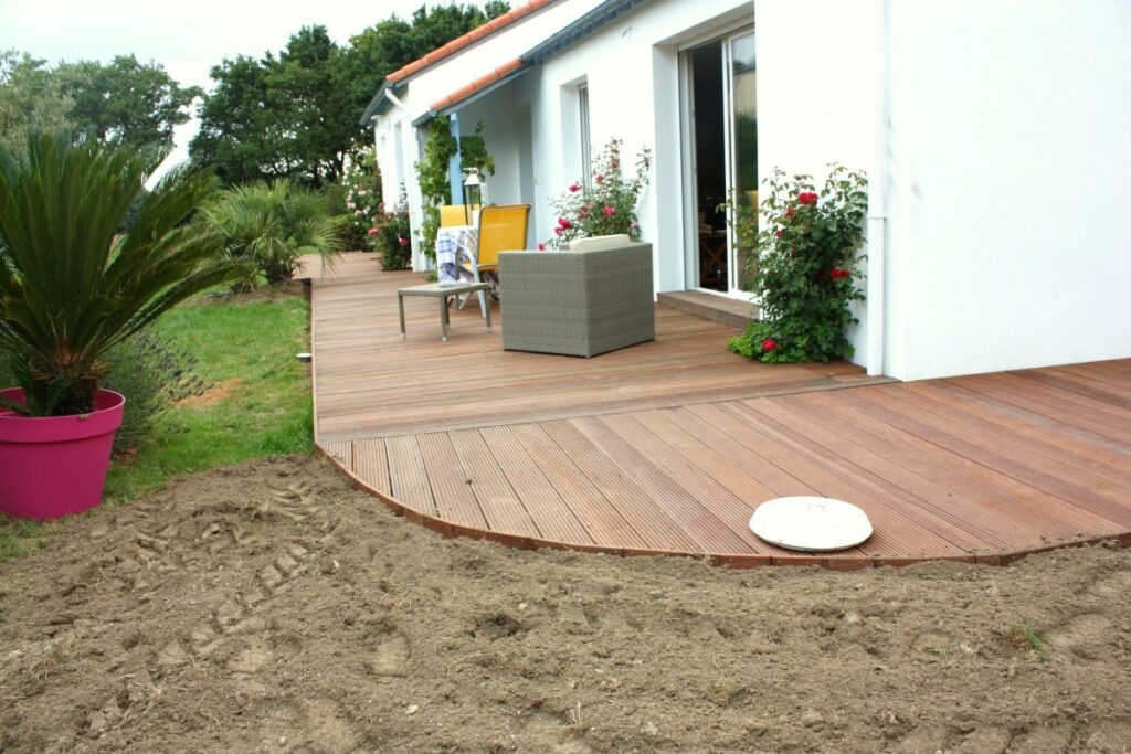 TROU TRANCHEE TERRASSEMENT Terrassement Saint Nazaire terrasse bois exotique